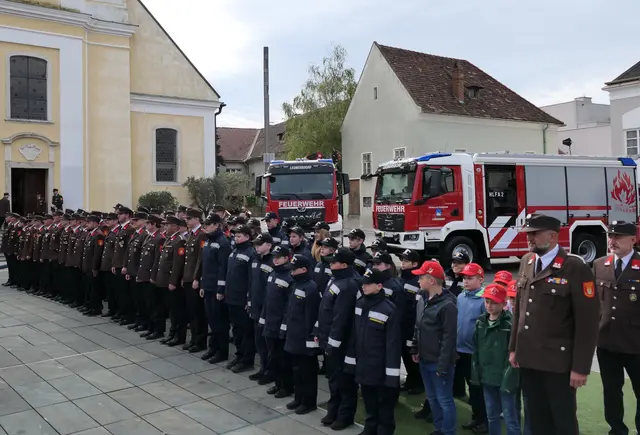 Die Kameradinnen, Kameraden und die Feuerwehrjugend angetreten vor den neuen Einsatzfahrzeugen | Foto: Jona Brodhagen