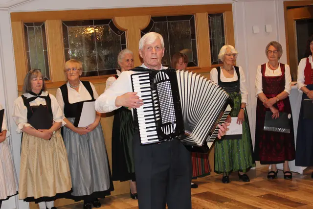 Chorleiter Georg Bleyer mit seiner Ziehharmonika