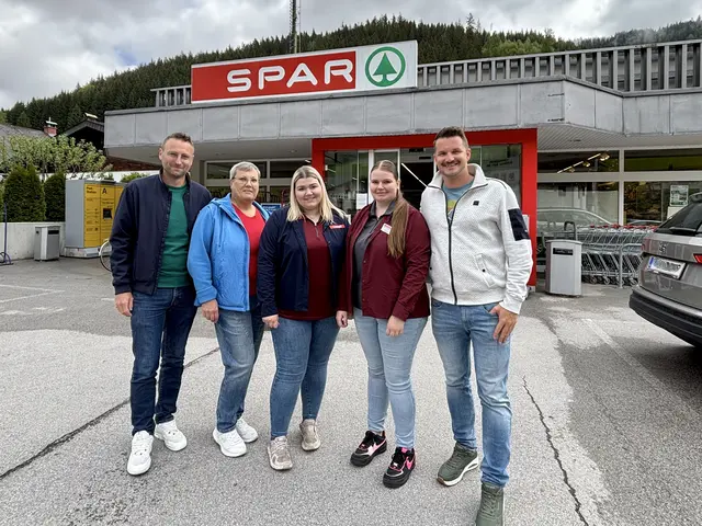 Mitglieder vom Verein "Wir für unser Geschäft in Veitsch" mit den Marktleiterinnen Patricia Hannich und Laura Stieber vor dem Spar Veitsch.