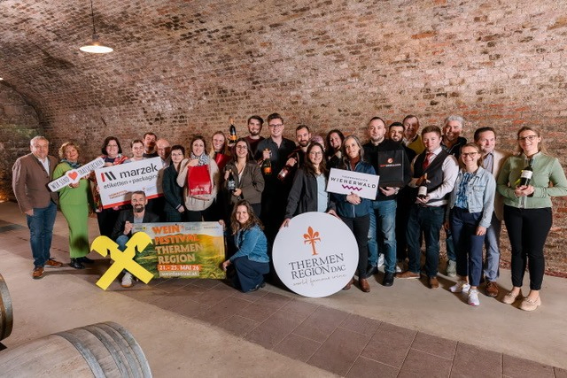 Niki Brenner (Vizebürgermeister Guntramsdorf), Manuela Rommer-Sauerzapf (Stadtgemeinde Traiskirchen), Sabrina Divoky (Bürgermeisterin Traiskirchen), Oliver Pusswald (Veranstalter), Stefanie Wareka (Marzek Etiketten), Oliver Wareka (Marzek Etiketten), Johannes Michael Wareka (Marzek Etiketten), Dagmar Händler (Bürgermeisterin Gumpoldskirchen), Nicole Zunt (Wein &amp; Co), Vanessa Meier (Wein &amp; Co), Katharina Wöhrleitner (Weinforum Thermenregion), Katharina Schwertführer, Michael Hecher, Leo Ganneshofer, Max Distl, Joelle Kußnow (Stadtgemeinde Bad Vöslau, Alexandra Schachl-Uchatzi, Madlaina Dosch (Wienerwald), Daniel Slavnic (ggm gastro), Djordje Babic (ggm gastro), Leopold Nowak, Julian Dopler, Christian Schabl (Raiffeisen-Lagerhaus Wiener Becken), Magdalena Seper, Klaus Lorenz (Stadtgemeinde Baden), Barbara Heher (Weingut Glanner).
 | Foto:  Andreas Biba