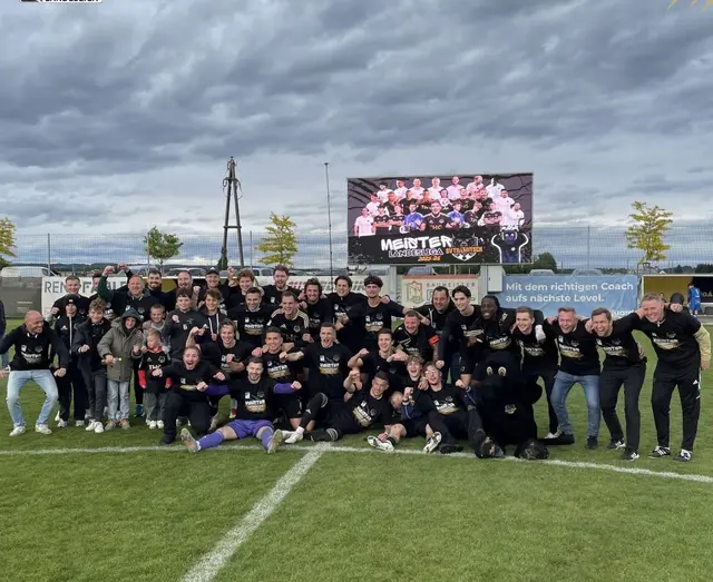 Geschafft: Die "Panthers" jubeln über den Aufstieg in die Regionalliga. | Foto: SV Tillmitsch