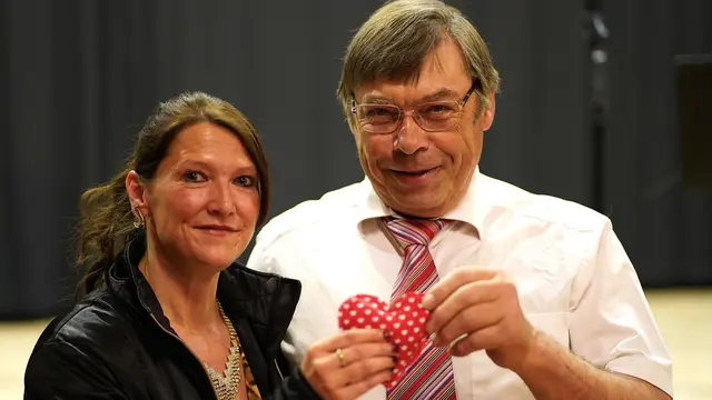 Ein begeisterter Fan überreichte Lisa ein Herzerl. | Foto: Franz Fichtinger