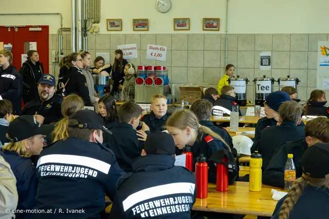 Gemeinsames Mittagessen im Feuerwehrhaus. | Foto: cine-motion.at / R. Ivanek