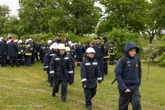 Die nächste Gruppe marschiert auf den Bewerbsplatz ein - noch gekleidet in warmen Jacken. | Foto: cine-motion.at / R. Ivanek