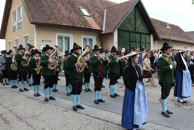 Die Marktmusikkapelle mit Obmann Kevin Schwarzl geleitete die Firmlinge zur Kirche | Foto: Gerhard Langmann