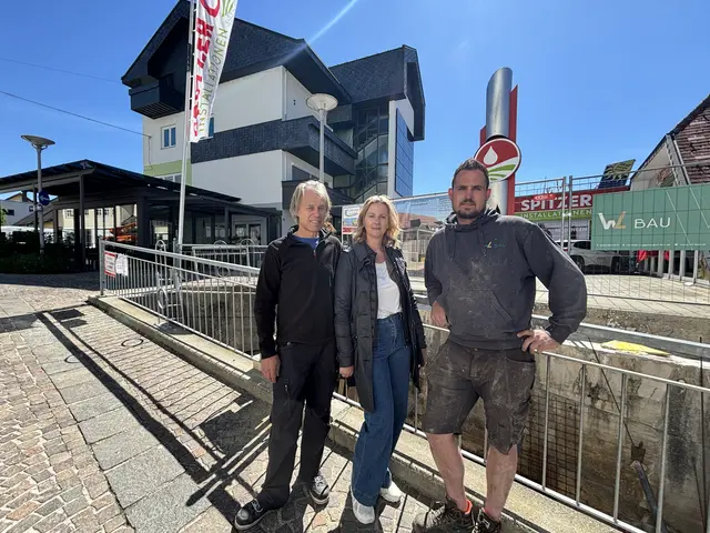 Auf der Schaukraftwerk-Baustelle: Herbert Graier mit seiner Gattin Eva und WL Bau-Polier Patrick Schiedler (v.l.) | Foto: MeinBezirk/Isabella Friessnegg