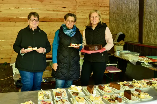 Fleißige Helferinnen beim Frühschoppen- Angela Schlatte, Elisabeth Wurmbrand und Sandra Bauer. | Foto: Elisabeth Peinsipp