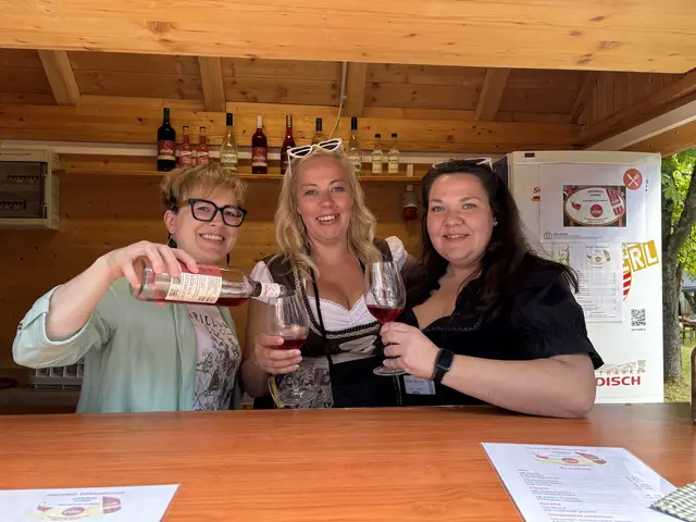Susanne Dunst und Katharina Schober waren natürlich auch beim Weinfrühling in Moschendorf unterwegs.  | Foto: Elisabeth Kloiber