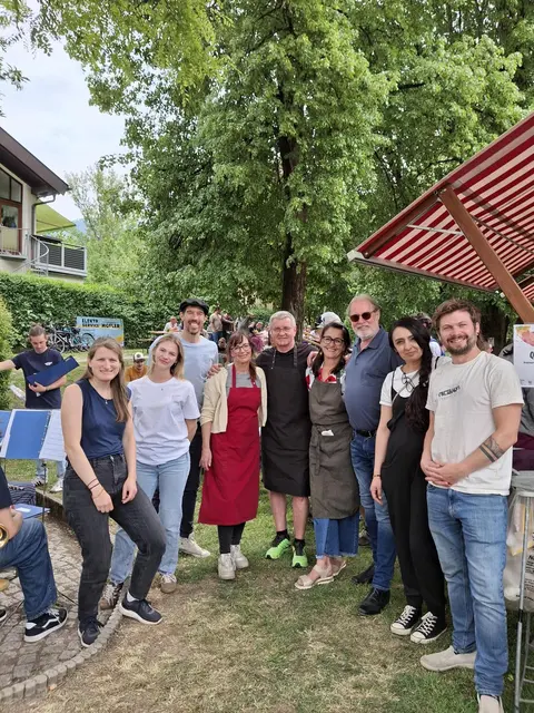 von links: Lea Gruber JAM, Ursula Labek KOMM-ENT Integration, Stefan Freytag KOMM-ENT Stadtteilentwicklung, Magistra Eva-Maria Kranebetter, Dr. Gerhard Eckstein, Elisabeth Eckstein alle W.I.R gemeinnützige GmbH, Bürgermeister Dr. Christian Margreiter, Serap Parlak Geschäftsführerin Verein Mobile Jugend- und Gemeinwesenarbeit IL Ost, Johnny Fischer JAM | Foto: KOMM ENT HALL