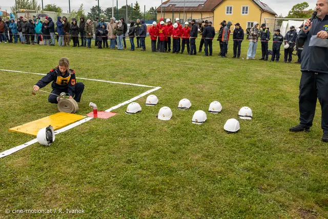 Bei den Vorbereitungsarbeiten dürfen die Helme abgenommen werden. | Foto: cine-motion.at / R. Ivanek