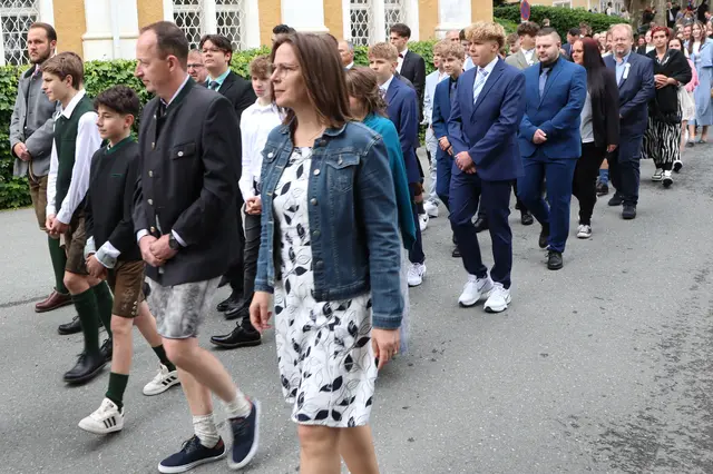 Auf dem Weg in die Pfarrkirche | Foto: Gerhard Langmann