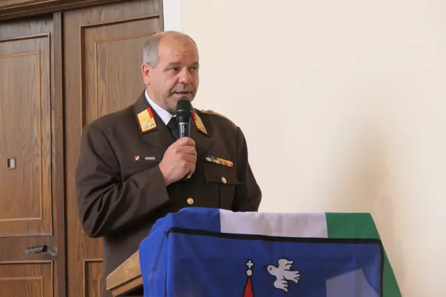 Kommandant Werner Heiden spricht über die Modernisierung der Feuerwehr Leobersdorf | Foto: Jona Brodhagen