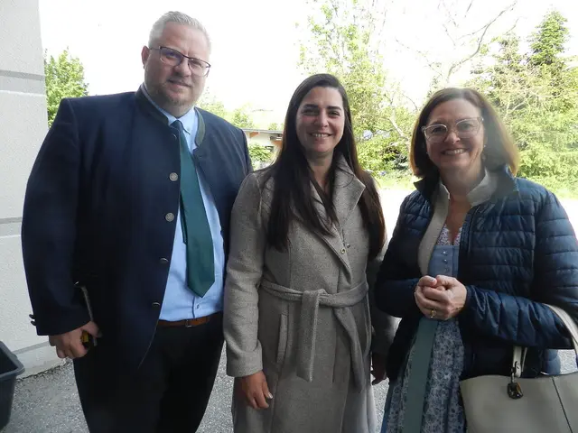 Bürgermeister Michael Göschelbauer, Nicole Göschelbauer mit LAbg Doris Schmidl. Der Bürgermeister hat sich gefreut, dass seine Gattin die Patin des neuen Feuerwehrautos ist. | Foto: Heribert Punz