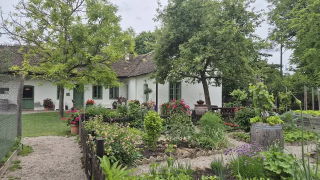 Blumengärten Hirschstetten, (3)Bauernhof und Weinhügel, Rosengarten