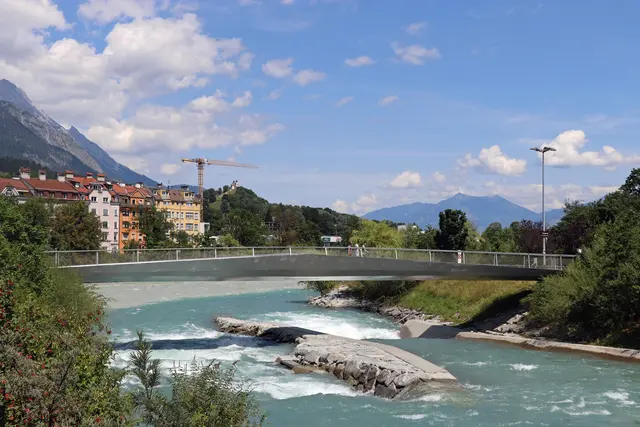 An der Tiflisbrücke in Innsbruck kam es Samstagvormittag zu einem Raufhandel, bei dem zwei Personen verletzt wurden. | Foto: Stadt Innsbruck