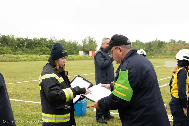 Zeitmessungen und Fehler werden genau betrachtet und mit Hauptbewerter Pallsteiner Gerhard (grüne Armmarkierung) abgestimmt. | Foto: cine-motion.at / R. Ivanek