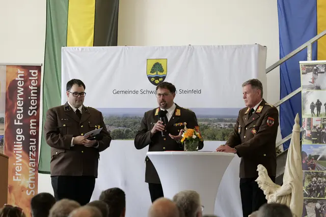 Feuerwehrchef Thomas Streng informierte über das Bauprojekt. | Foto: Santrucek