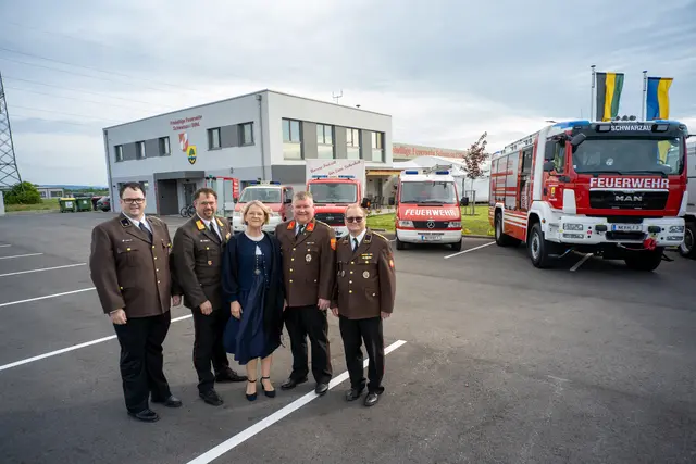 Vorm neuen Feuerwehrhaus mit einem Teil des Fuhrparks.  | Foto: Santrucek