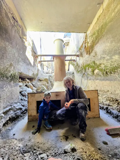 Herbert Graier mit seinem Sohn Paul beim Saugrohr | Foto: Privat