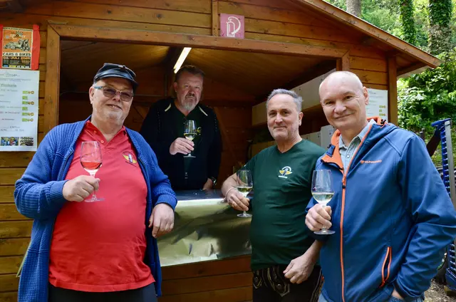 Ehemaliger Obmann vom Traktorverein Seebenstein Franz Krenn, sowie weitere Mitglieder wie Christian Braun, Josef Windholz und Mario Neugebauer (v.l) | Foto: Elisabeth Peinsipp