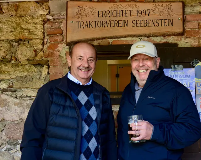 Unternehmer Franz Holzgethan präsentierte ebenfalls seine drei Oldtimer-Traktoren in hellblau. | Foto: Elisabeth Peinsipp 