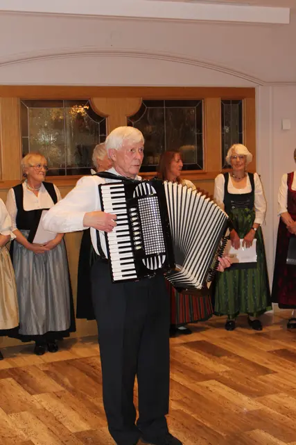 Chorleiter Georg Bleyer mit seiner Ziehharmonika