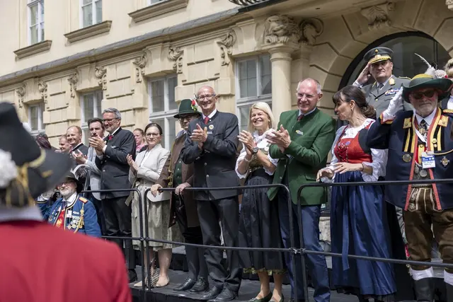Applaus der Ehrengäste beim Alpenregiosntreffen | Foto: BTSK / Matthias Sedlak