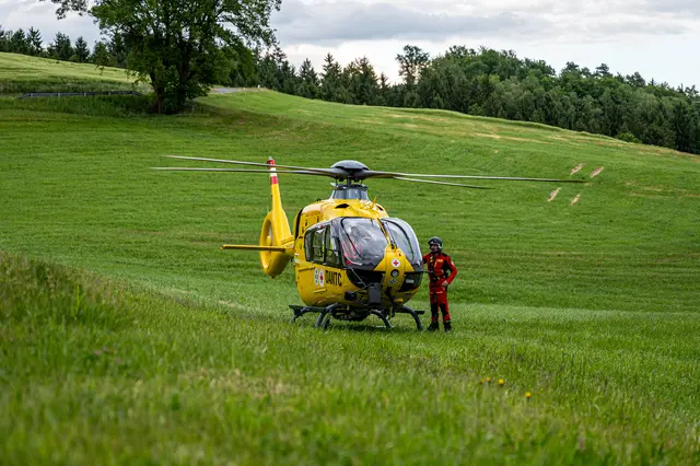 Der Hubschrauber C10 brachte das Unfallopfer ins Spital. | Foto: FOTOKERSCHI / SIMON BRANDSTÄTTER