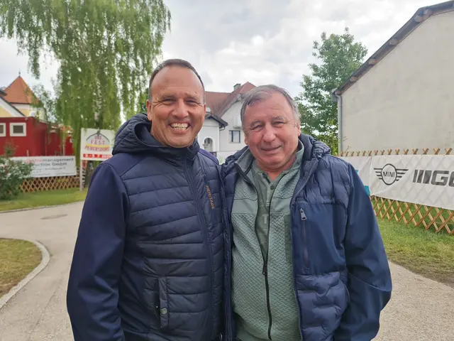 Bernhard Schwarz und Franz Guiz besuchen das Feuerwehrfest seit vielen Jahren regelmäßig | Foto: Cornelia Strobl 
