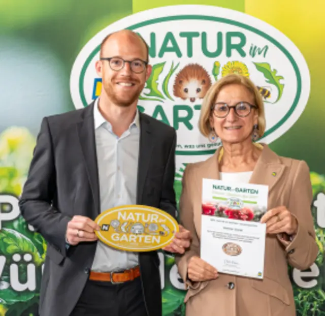 Gärtner Starkl
Landeshauptfrau Johanna Mikl-Leitner
und Martin Starkl | Foto: „Natur im Garten“ / J. Ehn