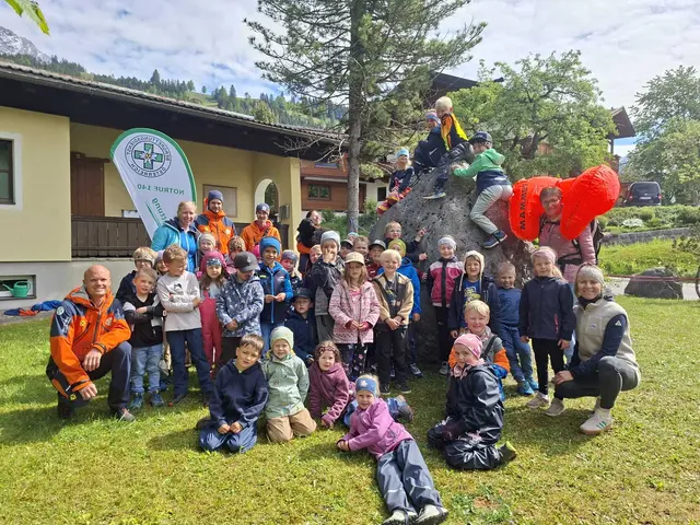 40 Kindergartenkinder zu Besuch bei der Bergrettung Leogang. | Foto: Bergrettung Salzburg
