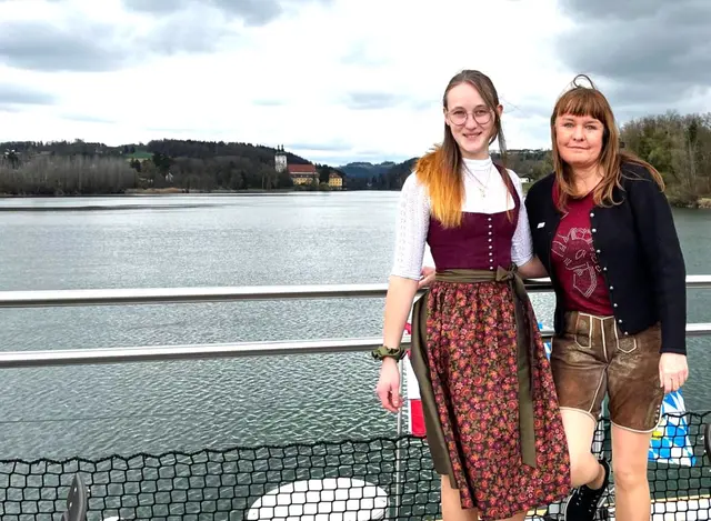 Mit dabei an Bord auch Bettina Berndorfer (r.) Stellvertretende Geschäftsführerin des Tourismusverbandes Donau Oberösterreich. Links neben ihr die Enkelin des Kapitäns Lea Schaurecker. | Foto: Schaurecker, Gruber