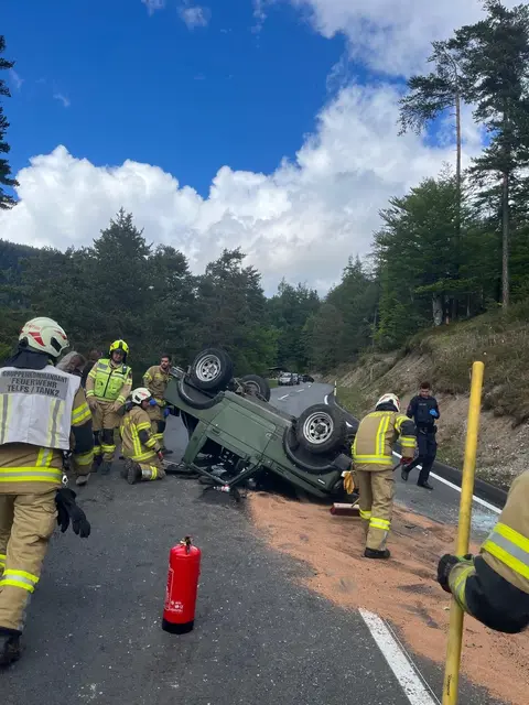 Beim Unfall erlitt der 19-jährige Lenker eine schwere Verletzung im Halsbereich. Auch der 16-jährige Beifahrer wurde unbestimmten Grades verletzt.
 | Foto: FF Telfs