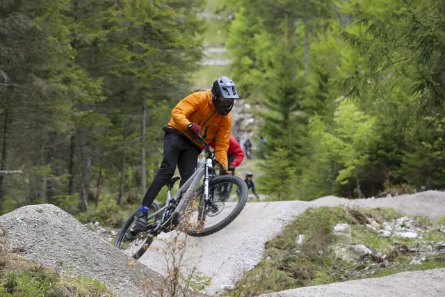 Die neuen Bike-Trails wurden bei der Eröffnung gleich ausgiebig getestet. | Foto: Ehrwalder Wettersteinbahnen