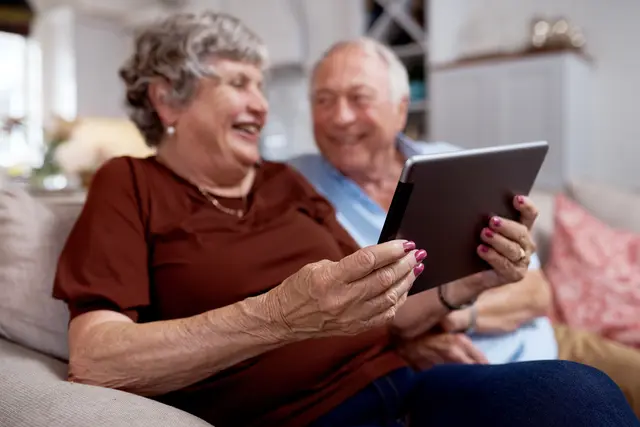 Senioren lernen sicheren Umgang digitaler Medien | Foto: peopleimages.com
