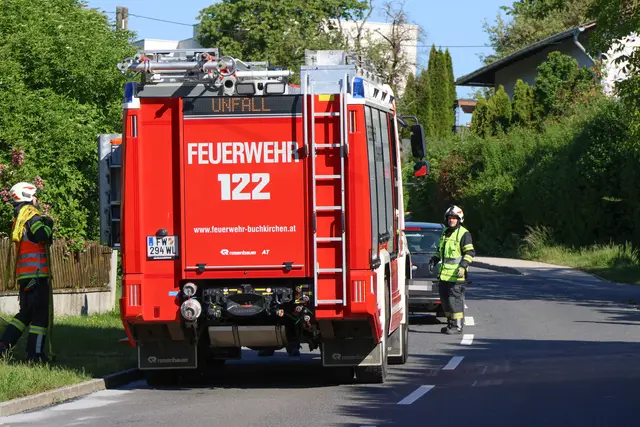 Ein missglücktes Überholmanöver führte zu einem Frontalzusammenstoß zweier Pkw sowie verletzten Insassen in Buchkirchen. | Foto: laumat.at