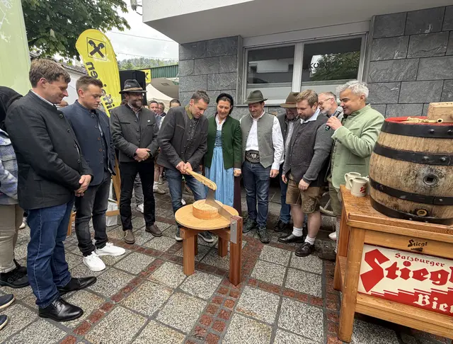Den Käseanschnitt nahm heuer Alois Bamberger jun., Obmann der Kaiserwinkl Sennerei-Genossenschaft, vor. | Foto: Johanna Bamberger