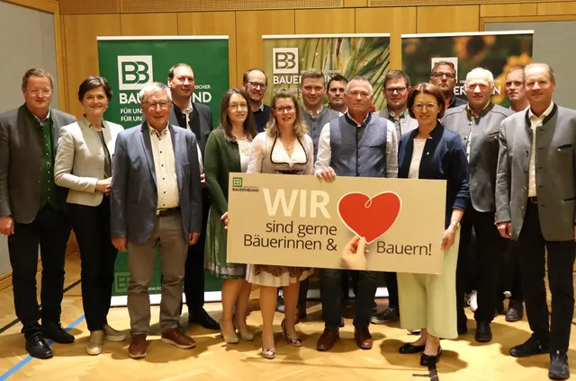 V. l.: Manfred Hofinger, Barabara Prügl, Edi Paminger, Florian Grünberger, Johannes Penzinger, Bianca Huber, Florian Paminger, Werner Gradinger, Franz Höller, Roman Braid, Michaela Langer-Weninger, Isabella Schachner, Johann Hosner, Florian Mair, Wolfgang Wallner. | Foto: BB-Seiringer