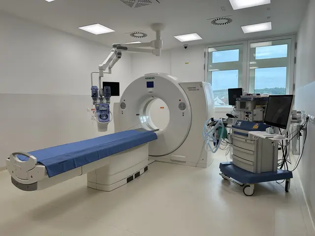 Das neue CT-Gerät mit Narkosemaschine (rechts)