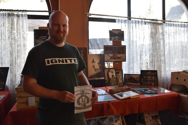 Künstler Andreas Musil aus Gaming präsentiert seine Werke beim Gassl-Festival in Purgstall und bewirbt seine nächste Ausstellung, die von 17. bis 19. Juli in der Färberei in Wieselburg stattfindet.