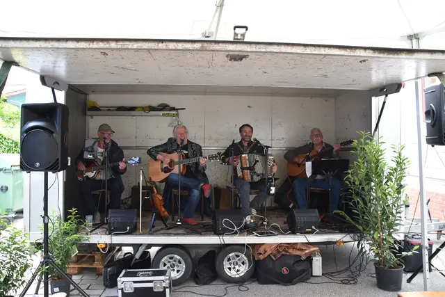 Die original Reinsberger mit Spitzbua Andi spielten beim Gassl-Festival des Bunker-Kollektivs in Purgstall an der Erlauf groß auf.