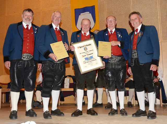 Ehrungen bei der Sängerrunde Schwoich. Von links: Obmann Hans Harlander, Martin Lengauer-Stockner, Josef Sonnerer, Josef Exenberger und Chorleiter Sebastian Egerbacher. | Foto: Nageler