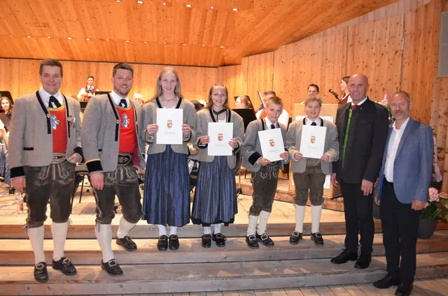Auszeichnung Jungmusikerbrief
v.l.n.r.: Jonas Seitner (Obmann), Manuel Kaltenhauser (Kapellmeister), Celine Hofer, Amy Hofer, Felix Brennsteiner, Georg Hofer, Bgm. Hannes Enzinger, Lorenz Brandauer (Obmann-Stv. Pinzgauer Blasmusikverband)