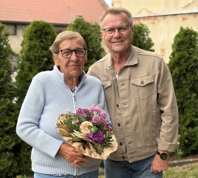 Bürgermeister Helmut Arzt gratulierte Christine Leputsch zu ihrem 80. Geburtstag.  | Foto: Gemeinde