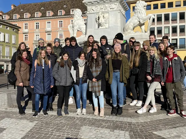 Ebenfalls Ende Jänner 2020 besuchten die Schülerinnen und Schüler der 1AK das Euregio-Büro in Bozen und beschäftigten sich mit gemeinsamen Ideen für die Regionen Tirol, Südtirol und Trient. Die Exkursion bot Gelegenheit, die Euregio auch außerhalb des Unterrichts näher kennenzulernen. | Foto: BHAK/SM