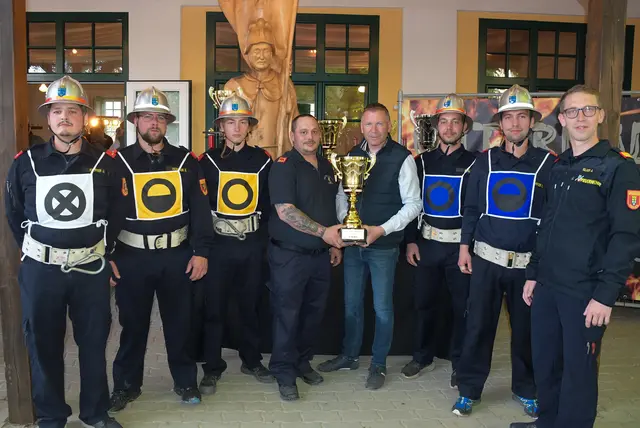 Gruppenfoto Wettkampftruppe Unternalb von links nach rechts: Johannes Kremser, Georg Eschinger, Sebastian Pohl, Kommandant Manuel Schmelzenbart, Bürgermeister Stefan Lang, Florian Pohl, David Eschinger und Andreas Elmer | Foto: Franz Enzmann