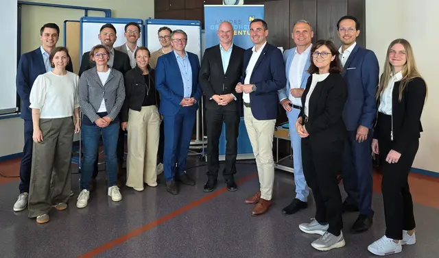 v.l.n.r.:  Alexander  Breuer  (Klinikinbetriebnahmeteam  NÖ  LGA),  Bianca  Punz-Lanschützer (Projektleitung KS Dedalus-Team), DGKP Petra Kirchmayer, BA (Projektleitung Universitätsklinikum  Krems),  Ing.  Roman  Semler,  MBA  (Kaufmännischer  Direktor Universitätsklinikum  Krems),  Mag.  Thomas  Neubauer,  MScN,  BScN,  LL.M.,  PM.ME (Projektkoordination  NÖ  LGA  Zentrale),  Regina  Kern,  MSc  (Pflegedirektorin Universitätsklinikum  Krems),  Dr.  Christopher  Ptacek  (Projektleitung  Universitätsklinikum Krems), DI Dr. Albert Schaffner (Programmleitung NÖ LGA Zentrale), Dipl. Ing. Franz Laback, MBA  (Geschäftsführung  Gesundheit  Region  Mitte  GmbH),  Mag.  Dr.  Bernhard  Kadlec (Vorstand für Finanzen NÖ LGA), Ing. Mag. Jochen Pohn (Geschäftsführung Shared Services GmbH), Hon. Prof. Dr. Andrea Zauner-Dungl (Ärztliche Direktorin Universitätsklinikum Krems), Oliver  Mainka  (Programm-  und  Projektleitung  KS  Dedalus-Team)  Melanie  Leitenberger (Programmleitung Dedalus-Team | Foto: Universitätsklinikum Krems