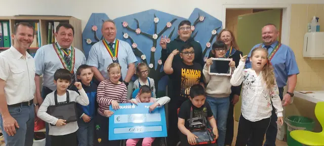 Die feierliche Übergabe der Geräte fand direkt in der Allgemeinen Sonderschule Mistelbach statt. Angeschafft wurden die Tablets mit dem beeindruckenden Reinerlös von 4.700 Euro aus der Weihnachtsaktion. | Foto: Schremser