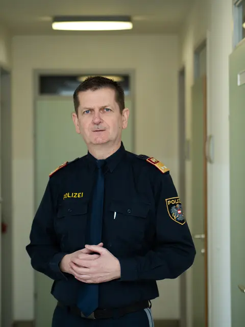 Bezirkspolizeikommandant Oberstleutnant Johann Neumüller informierte über den Todesfall im Wald. | Foto: Santrucek