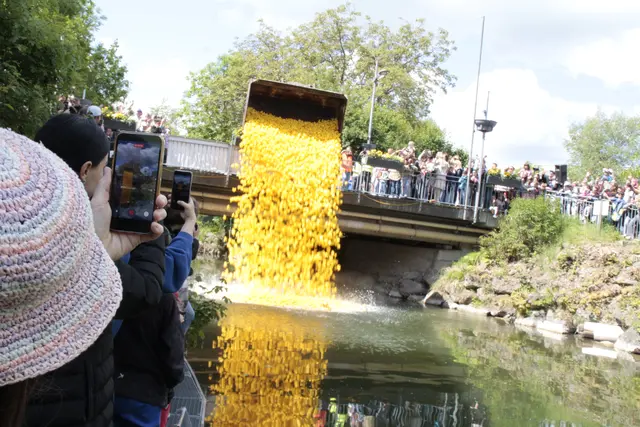 Der Reingewinn des heurigen Entenrennens kommt der Sonneninsel in Seekirchen zugute. Der Start lockt immer wieder hunderte Schaulustige an. | Foto: LC Seekirchen/Rosner